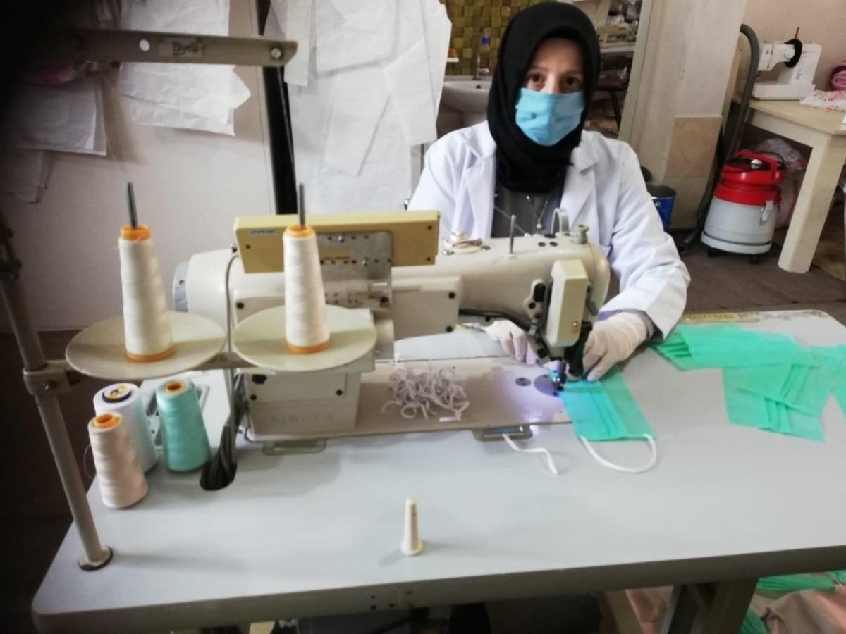 Akyazı&rsquo;da maske &uuml;retimi başladı