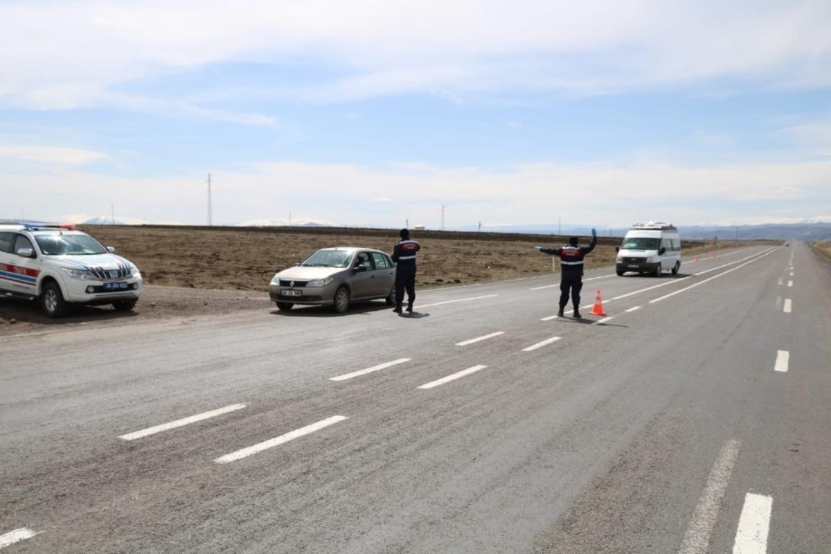 Kars&rsquo;ta jandarmadan cep telefonu ve kırmızı ışık uygulaması