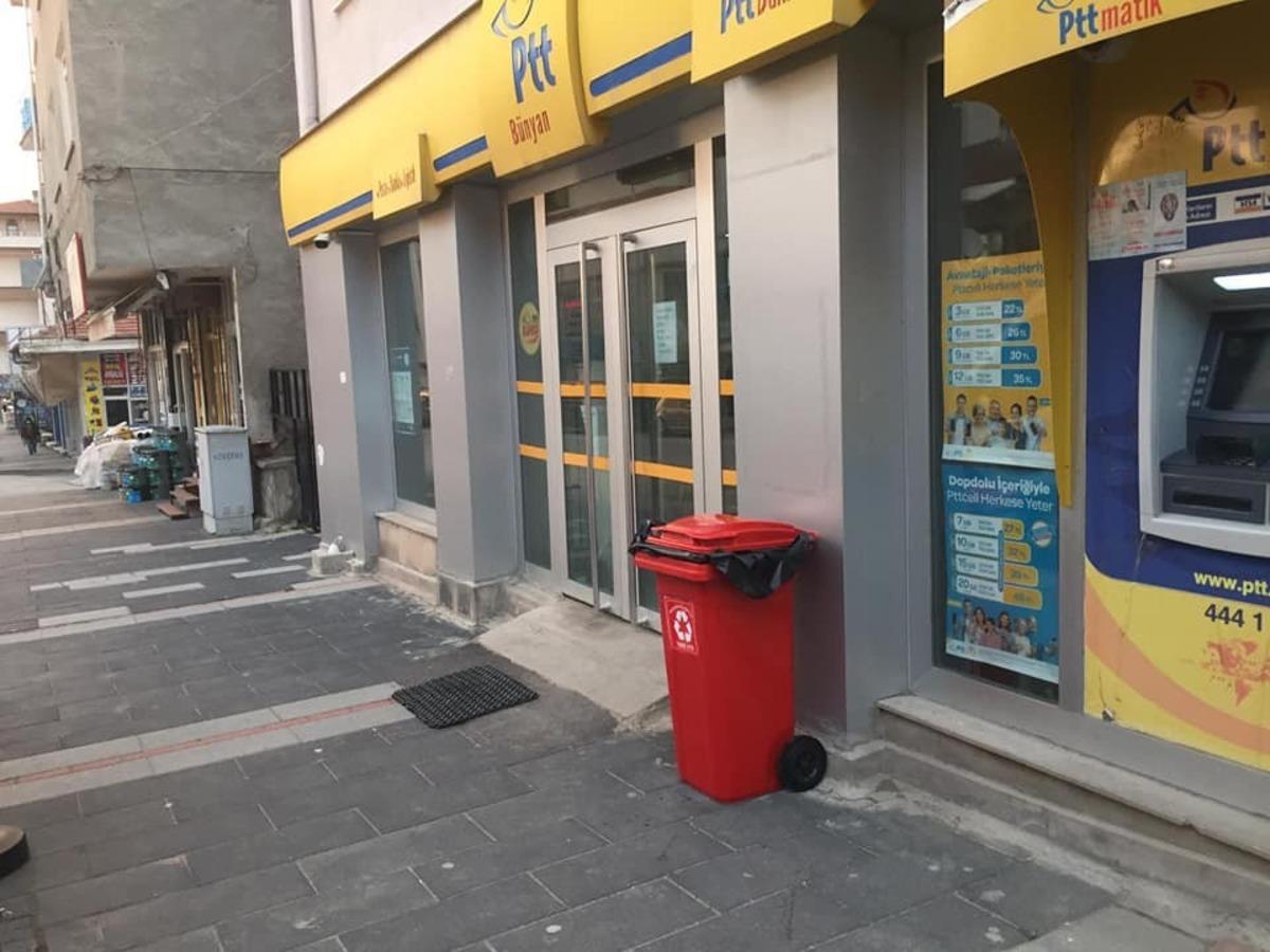 B&uuml;nyan Belediyesi maske ve eldivenlerin toplanması i&ccedil;in &ouml;zel tıbbi atık kutuları yerleştirdi