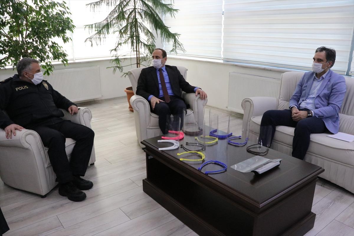 Bolu İl Milli Eğitim M&uuml;d&uuml;rl&uuml;ğ&uuml;nce &uuml;retilen siperlikler Emniyet'e teslim edildi