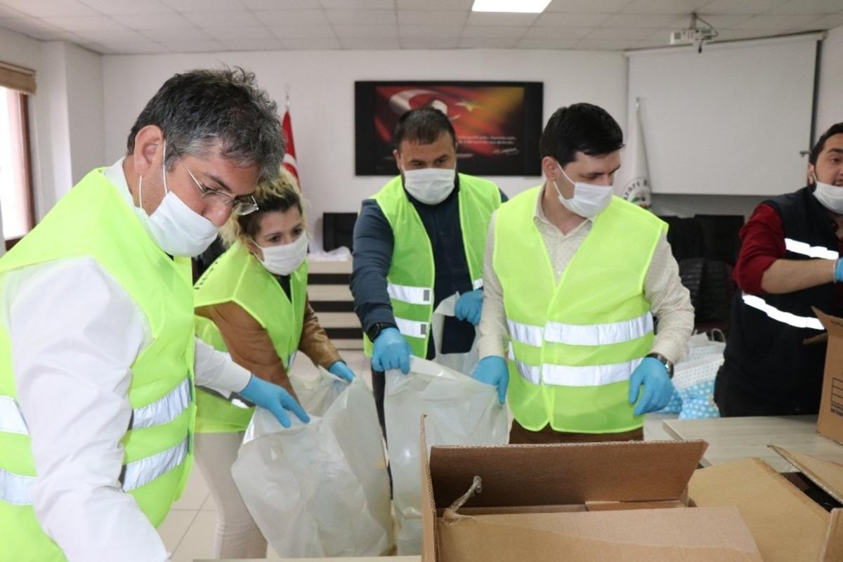 Aralarında topladıkları parayla ihtiya&ccedil; sahipleri i&ccedil;in erzak aldılar