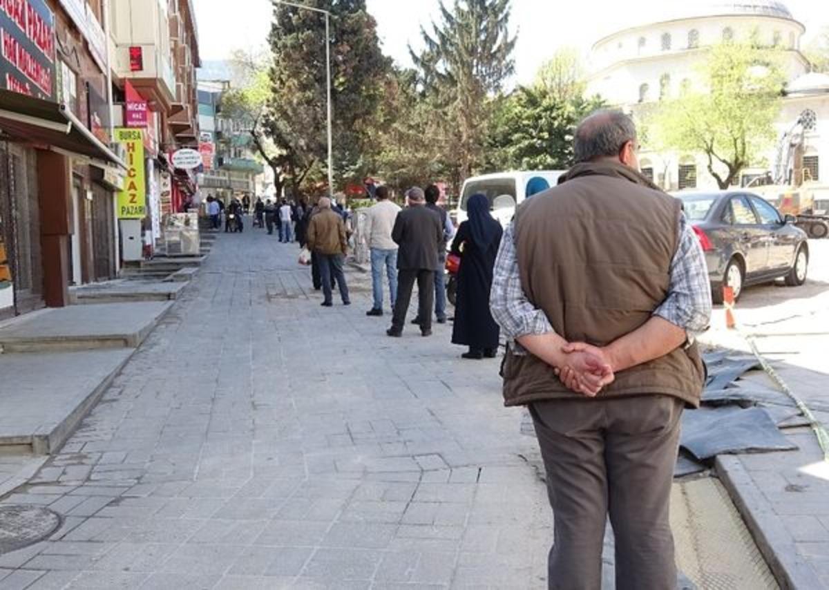 Y&uuml;zlerce metrelik kuyruk! Sebebini duyan şaştı kaldı