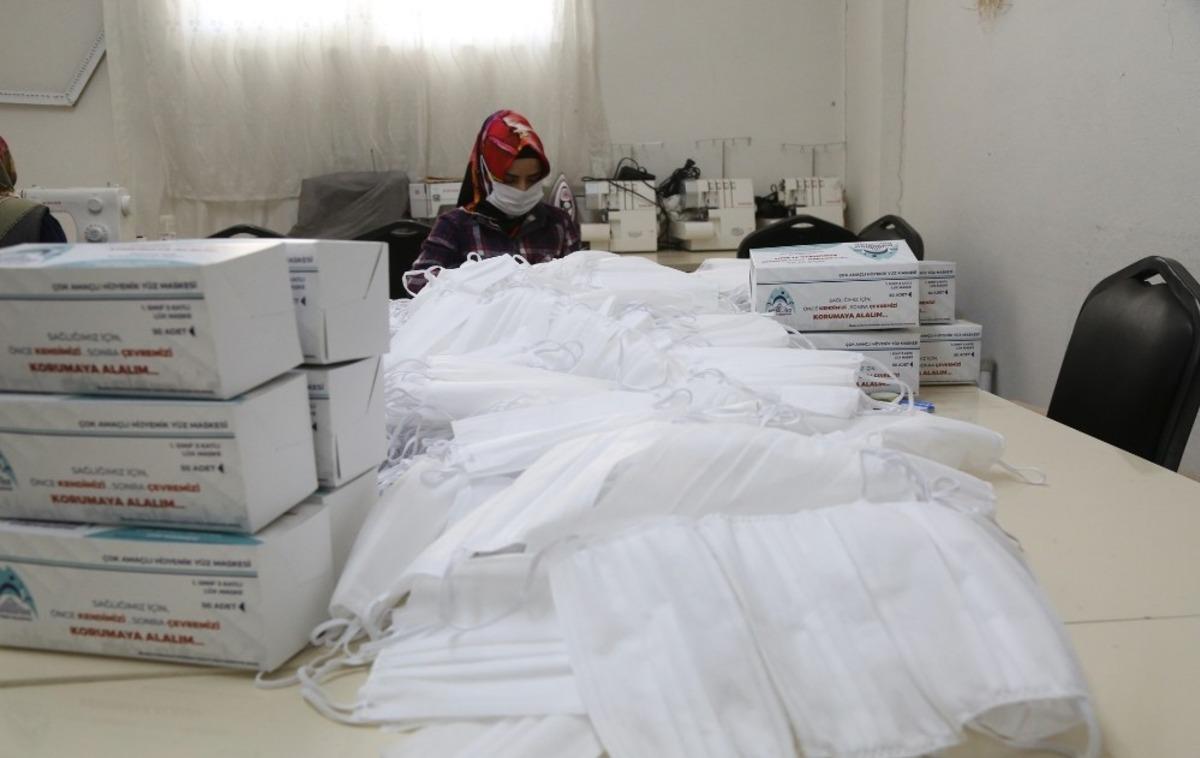 Eyy&uuml;biye Belediyesi maske &uuml;retimini seri bir şekilde s&uuml;rd&uuml;r&uuml;yor