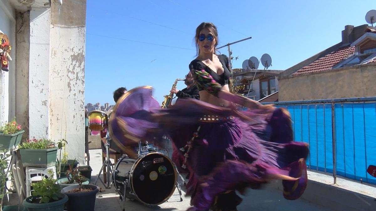 Kadık&ouml;y'de terasta komşular i&ccedil;in dans&ouml;zl&uuml; konser