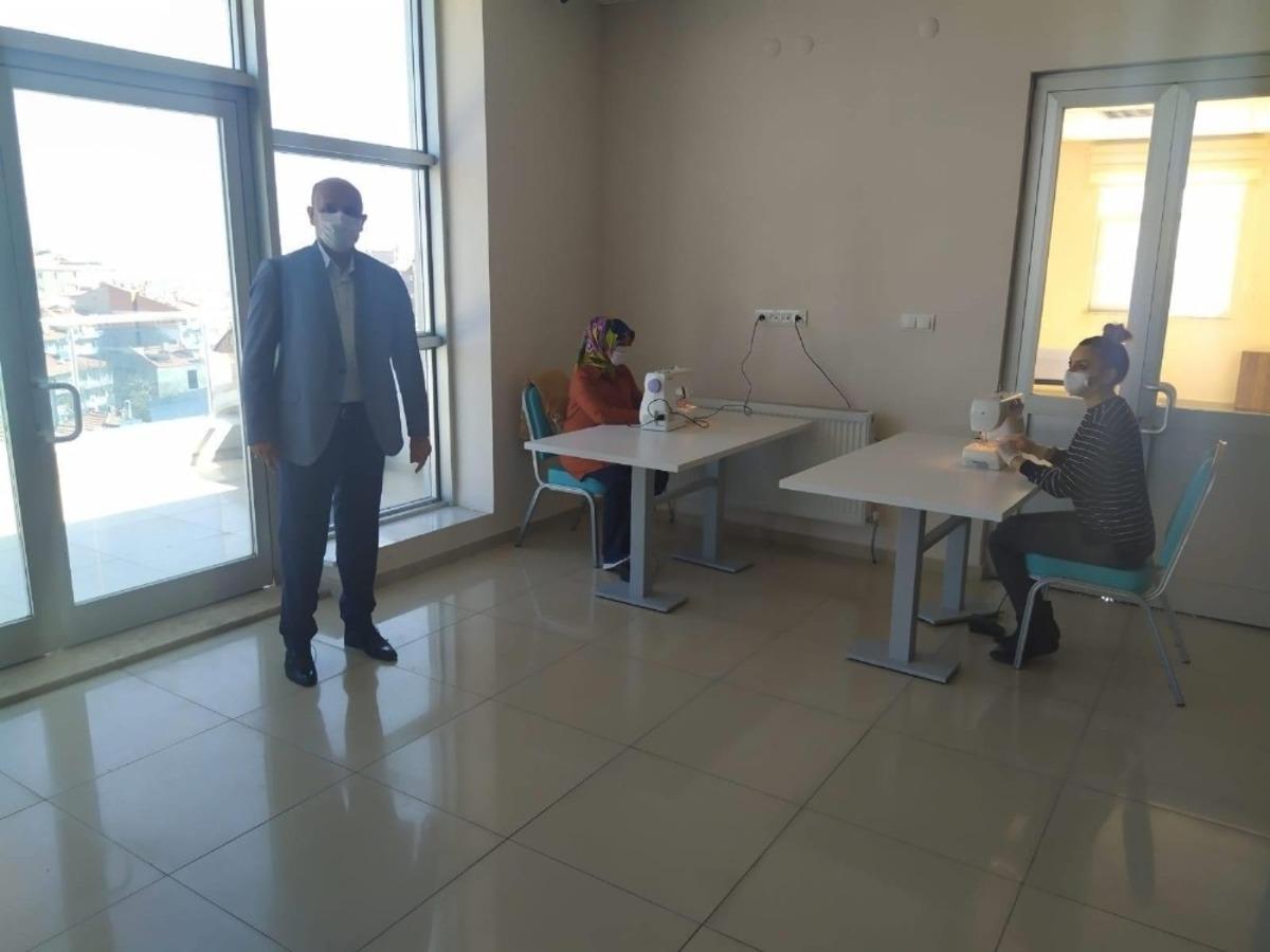 Aile ve Sosyal Politikalar M&uuml;d&uuml;rl&uuml;ğ&uuml;&rsquo;nde maske &uuml;retimine başladı