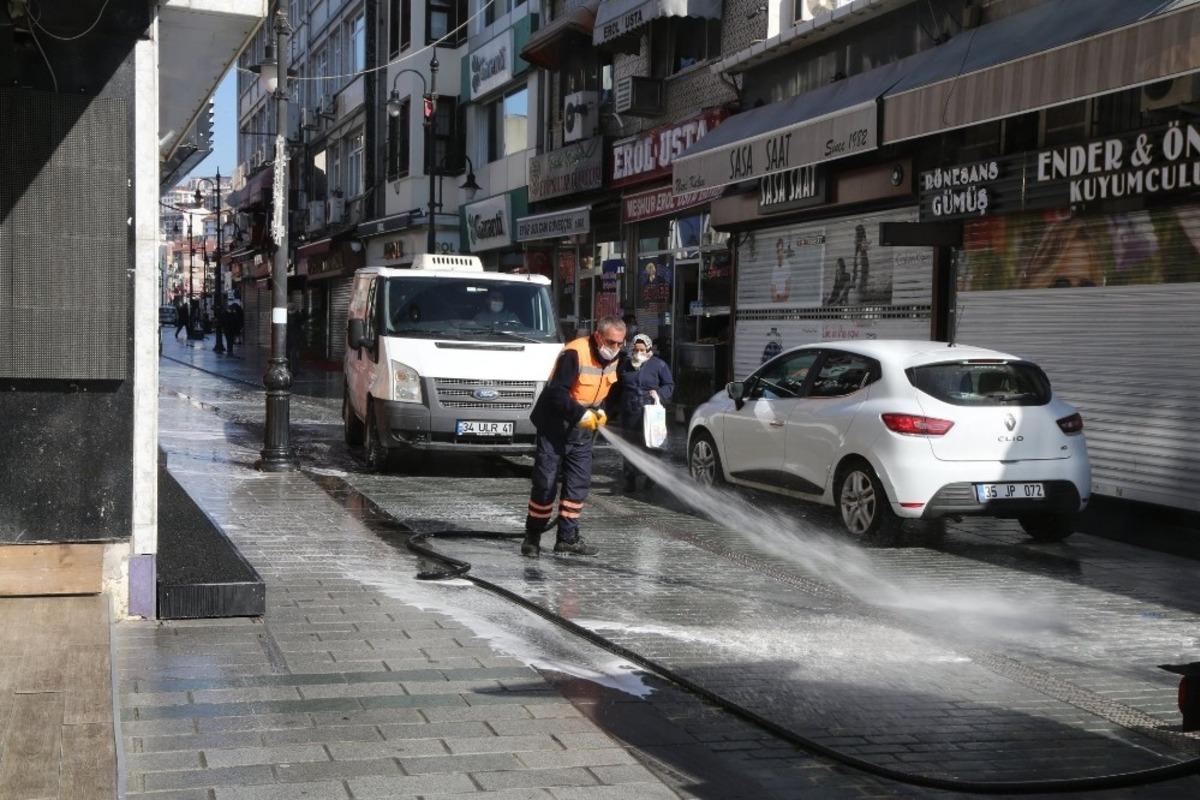 Ey&uuml;psultan&rsquo;da dezenfeksiyon &ccedil;alışmaları s&uuml;r&uuml;yor