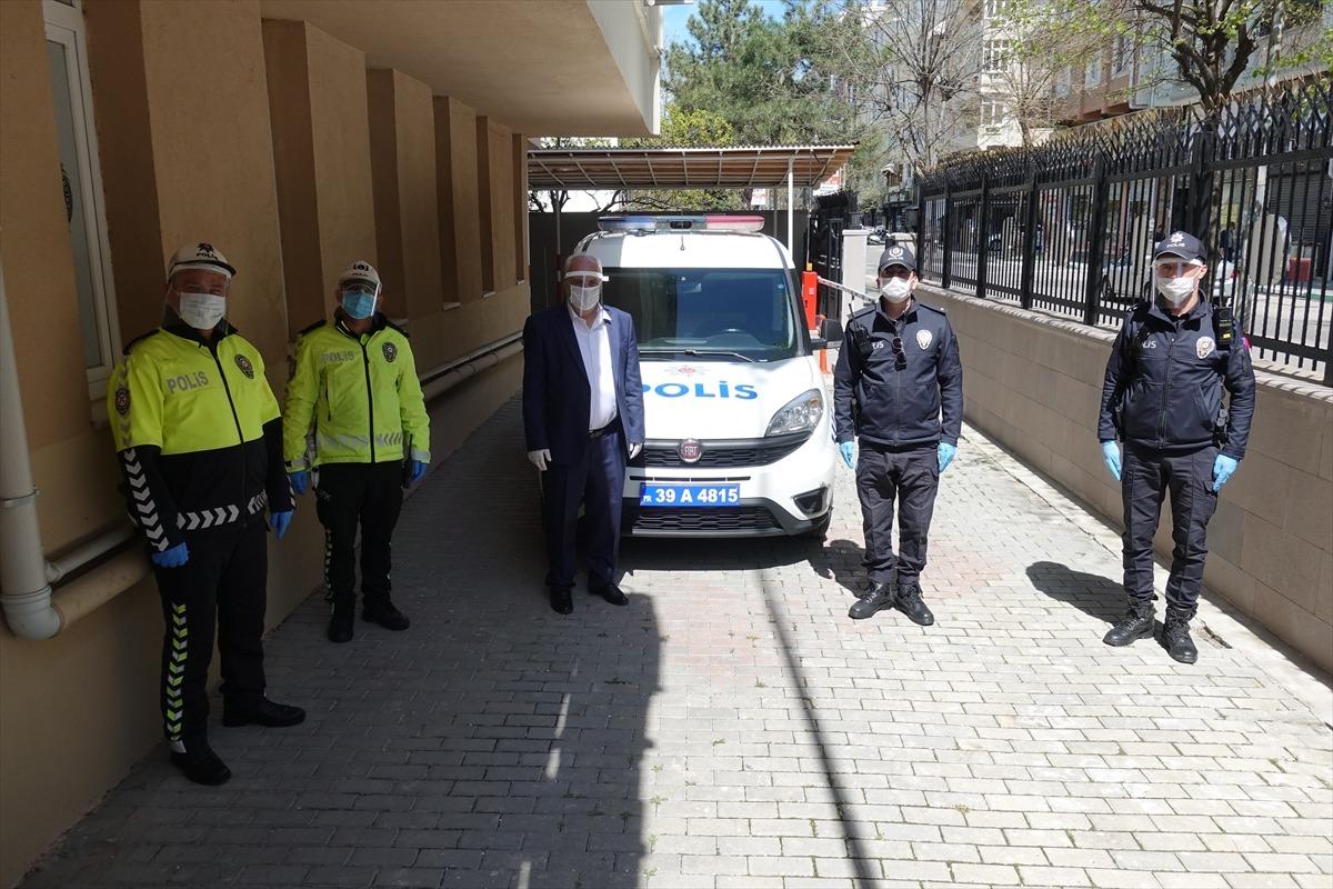 &Ouml;ğretmenlerin &uuml;rettiği siperli maskeleri polisler taktı