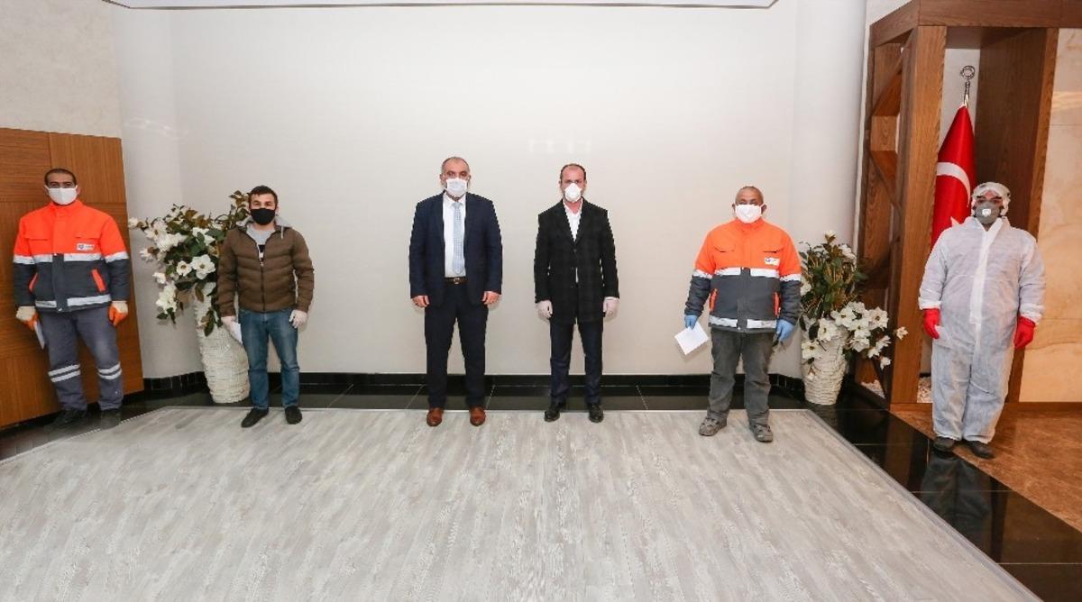 Başkan Sandık&ccedil;ı, salgınla m&uuml;cadele ekibini &ouml;d&uuml;llendirdi