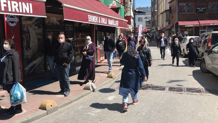 İstanbul'da yasağa saatler kala vatandaşlar alışverişe akın etti G3