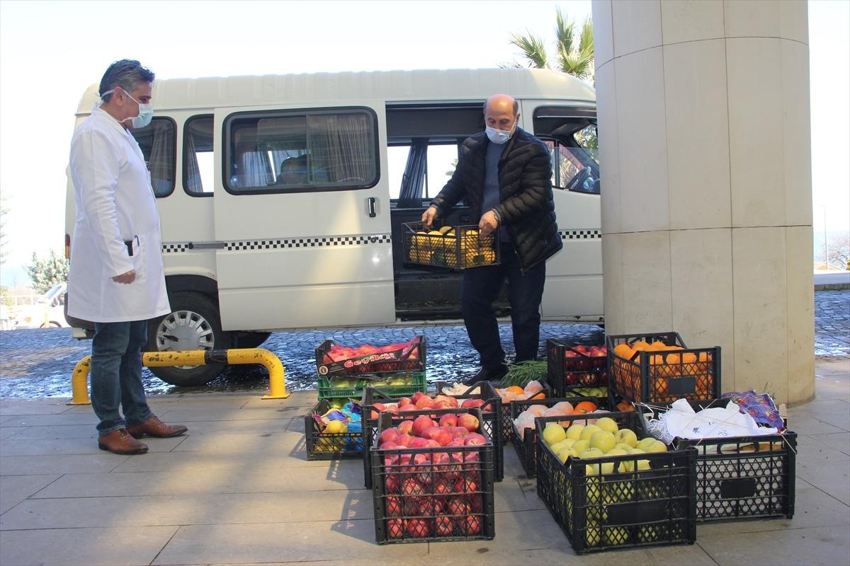 Ordu'da hal esnafından sağlık&ccedil;ılara meyve ikramı