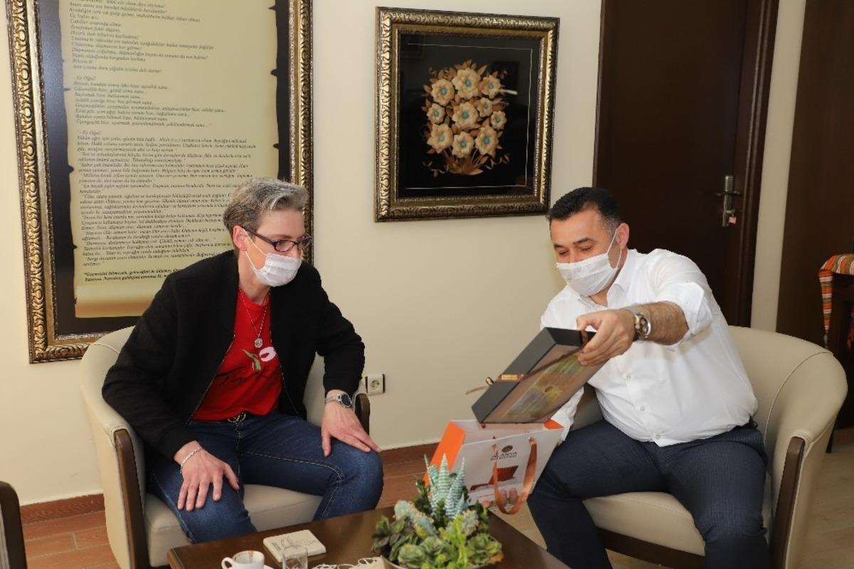 Paylaştıkları Korona vir&uuml;s m&uuml;cadelesi g&ouml;r&uuml;nt&uuml;leriyle ses getiren Fransızlar Belediye Başkanıyla buluştu