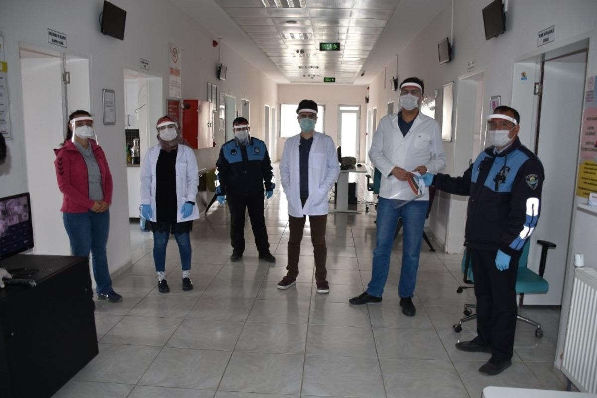 Tatvan Belediyesi &uuml;cretsiz maske dağıtımına devam ediyor