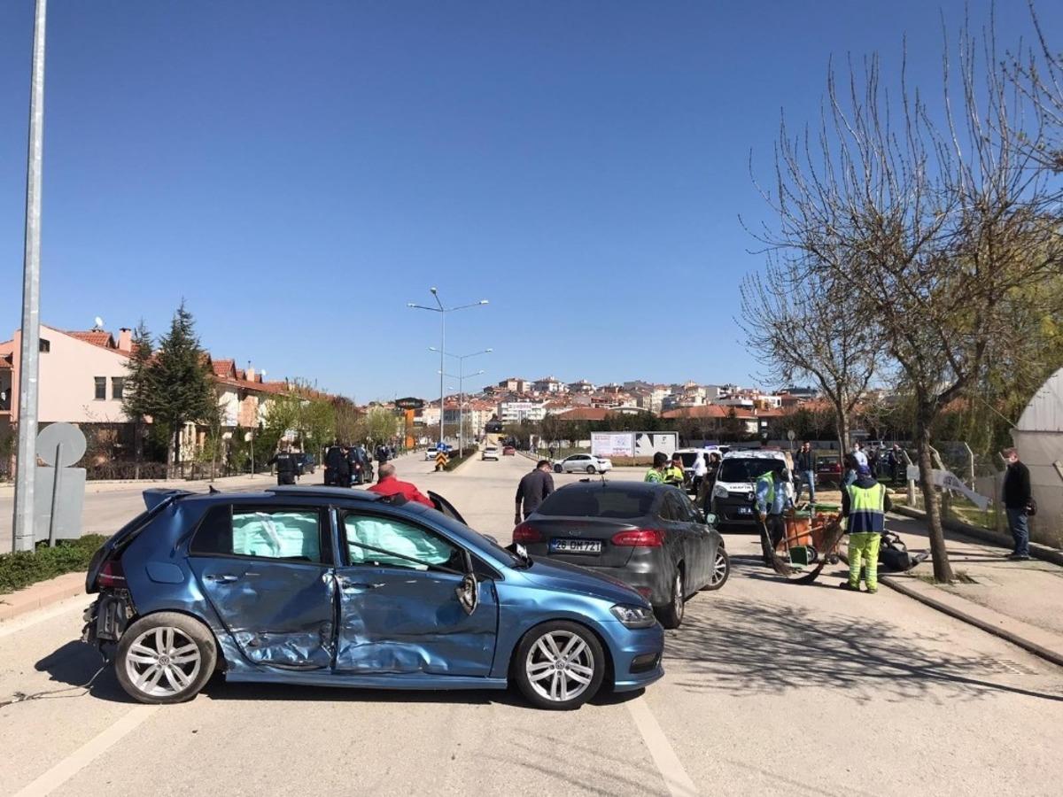Eskişehir&rsquo;de trafik kazası: 3 yaralı