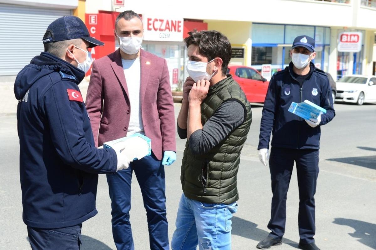 Giresun Valiliği koordinesinde vatandaşlara &uuml;cretsiz maske dağıtıldı.