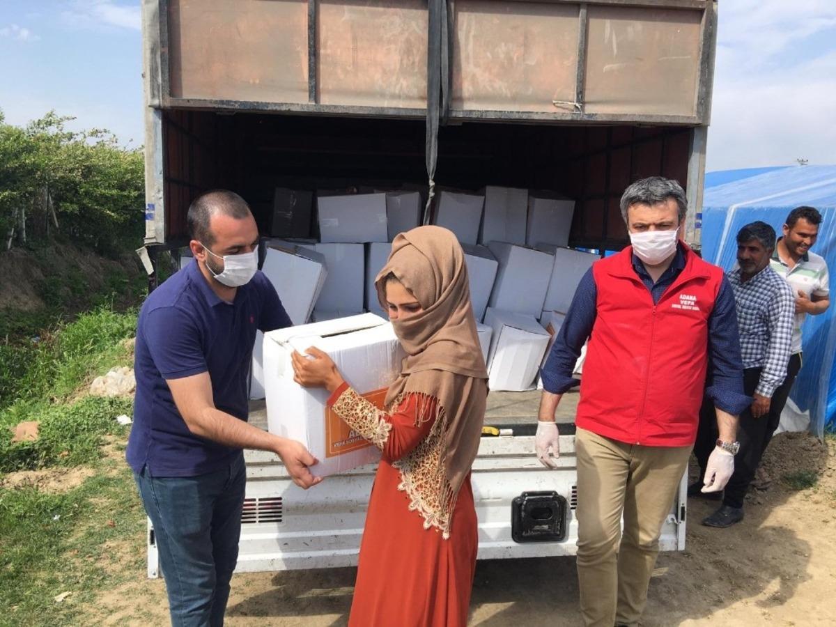 Vefa Sosyal Destek Grubu, &ccedil;adır b&ouml;lgesinde gıda kolisi dağıttı