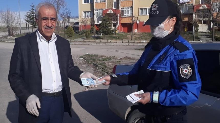 Polis ekipleri gönüllere dokunmaya devam ediyor