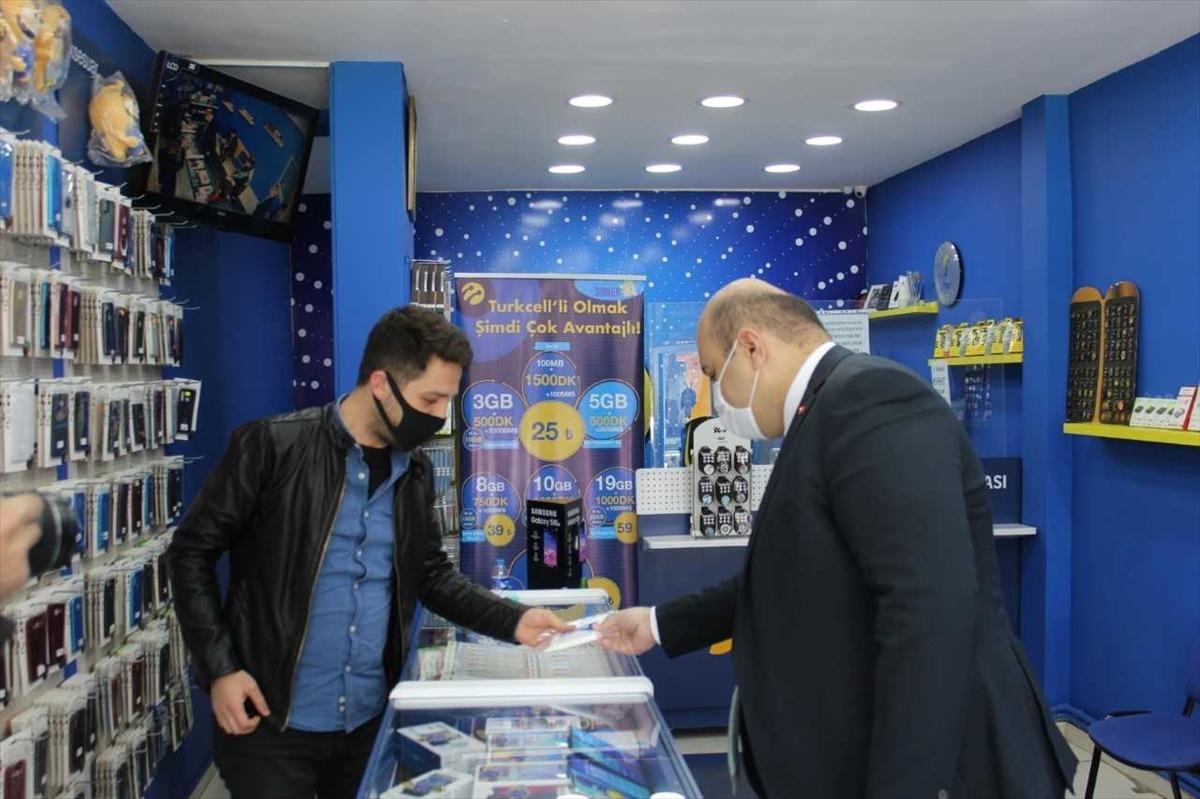 Erzurum'da belediyeler vatandaşlara maske dağıtıyor