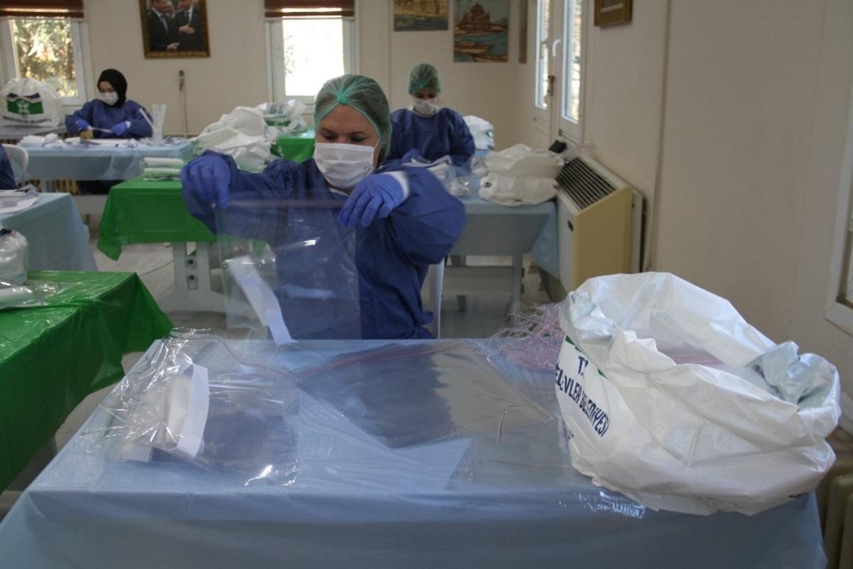 Bah&ccedil;elievler&rsquo;de ev kadınları sağlık &ccedil;alışanları i&ccedil;in maske &uuml;retimine ge&ccedil;ti