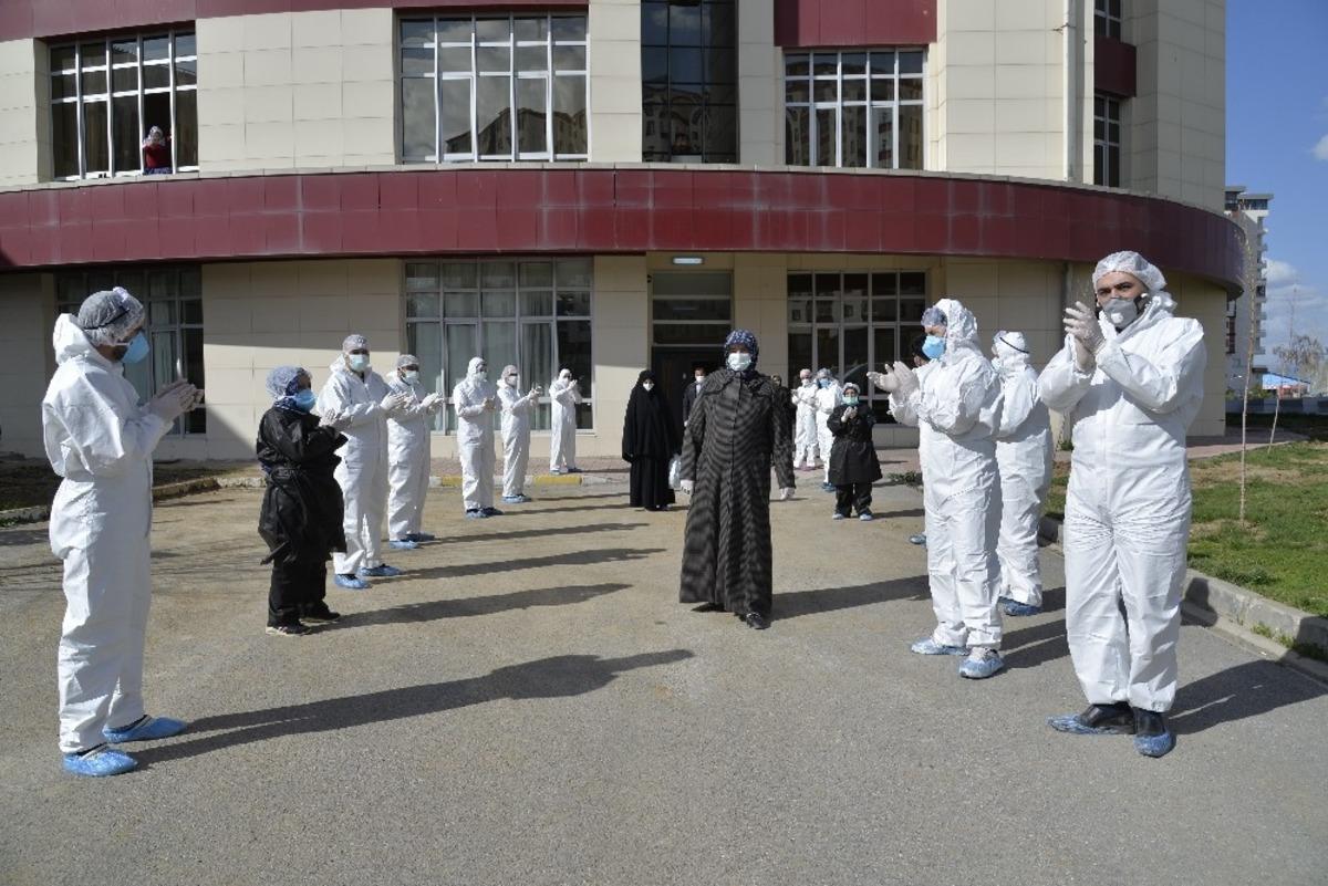 Covid-19&rsquo;u yenip alkışlarla taburcu oldular