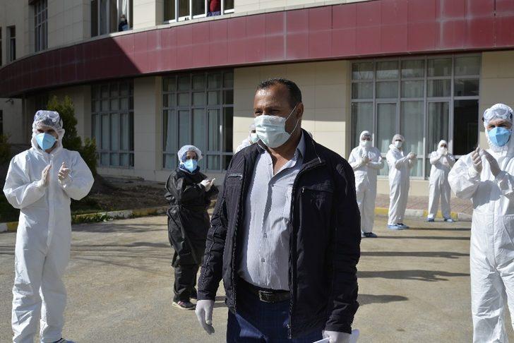 Covid-19’u yenip alkışlarla taburcu oldular G4