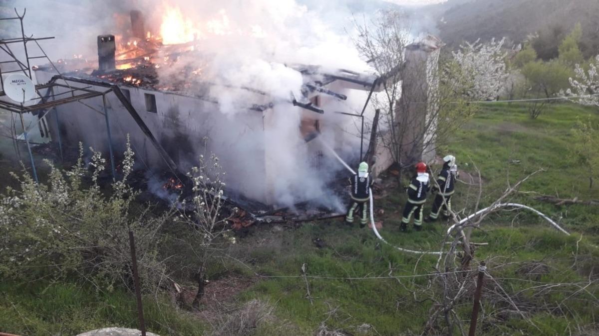Tek katlı ev alev alev yandı