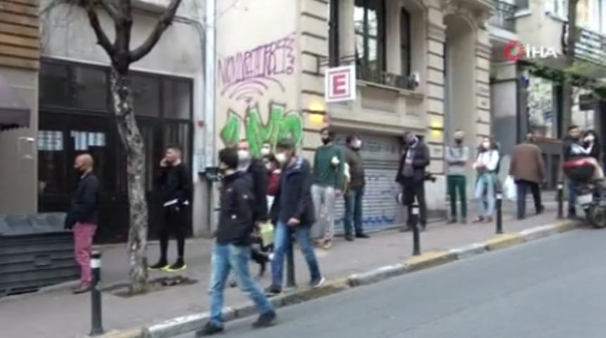 Yasağa sayılı saatler kala alışverişini yapan vatandaş: Her şey taze olsun diye bugün aldık