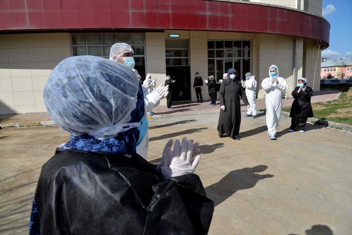 Muş'ta Kovid-19 tedavisi tamamlanan 4 kişi alkışlarla taburcu edildi