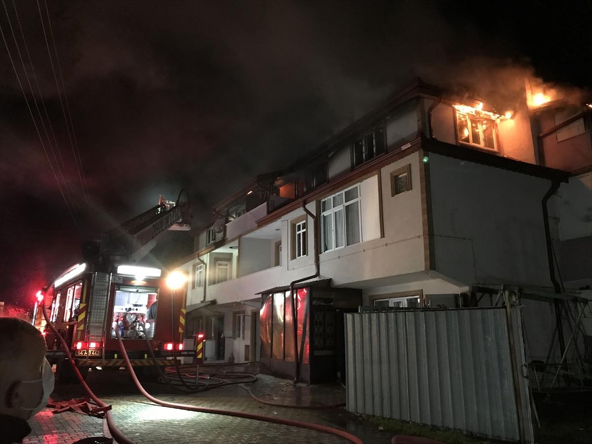 Sakarya'da evde &ccedil;ıkan yangın itfaiye ekiplerince s&ouml;nd&uuml;r&uuml;ld&uuml;