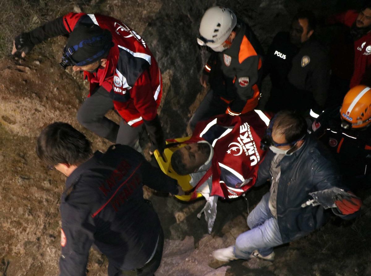 Kayalıkların arasına d&uuml;şen gencin arkadaşları korkup ka&ccedil;tı! 24 saat sonra kurtarıldı