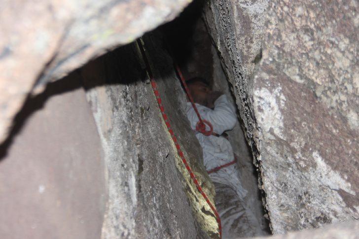 Kayalıkların arasına düşen gencin arkadaşları korkup kaçtı! 24 saat sonra kurtarıldı G1