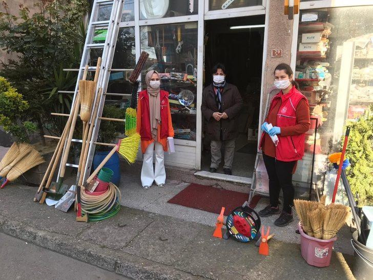 Gençlik Merkezi yaptıkları siper  maskeleri dağıttı G1