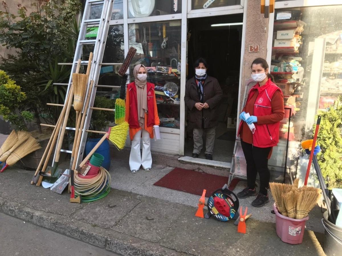 Gen&ccedil;lik Merkezi yaptıkları siper  maskeleri dağıttı