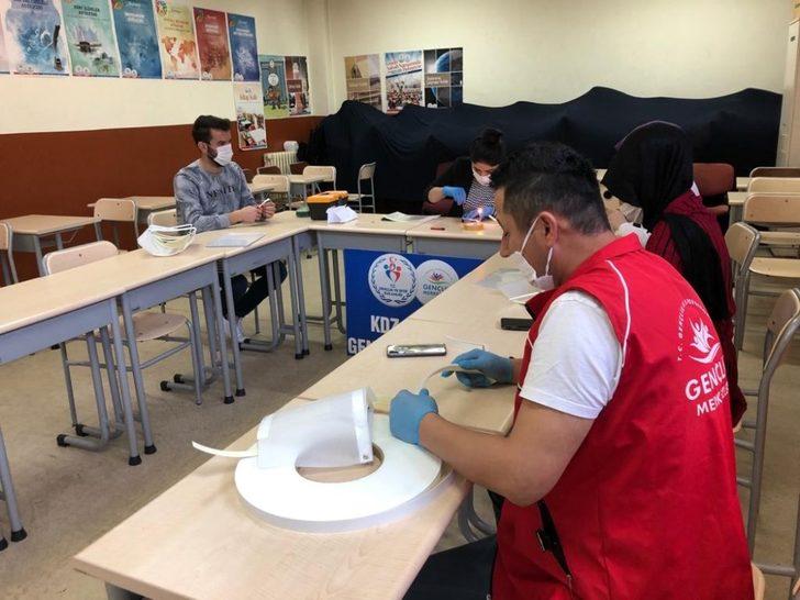 Gençlik Merkezi yaptıkları siper  maskeleri dağıttı G3