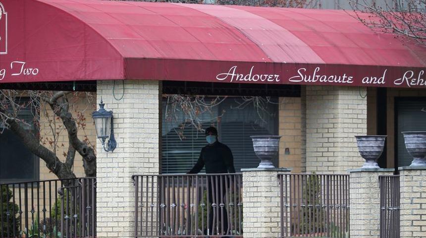 ABD'deki bakımevlerinde 7 bine yakın kişi koronavir&uuml;sten hayatını kaybetti