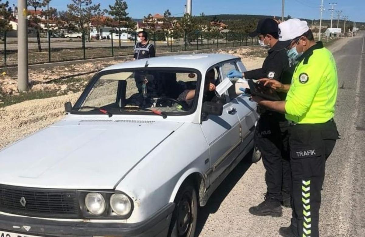 Polis maske dağıttı sosyal mesafe uyarısında bulundu