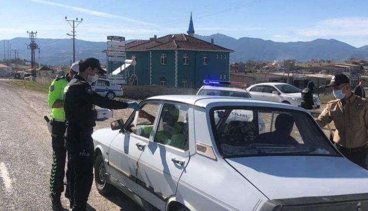 Polis maske dağıttı sosyal mesafe uyarısında bulundu G3