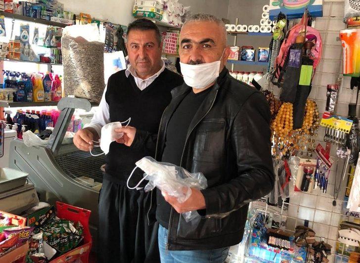 Okul müdürü, belde esnafına maske dağıttı G1