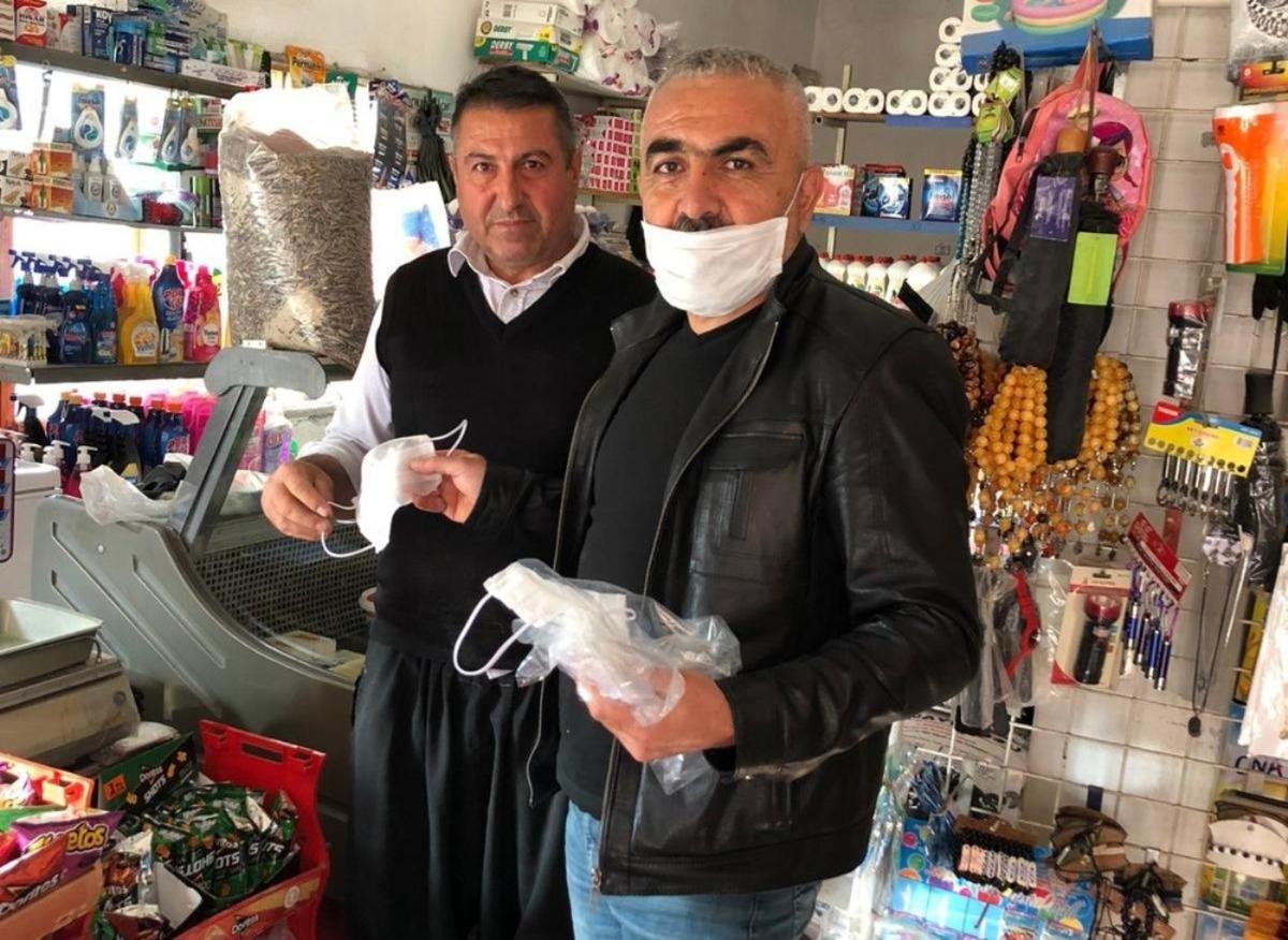 Okul m&uuml;d&uuml;r&uuml;, belde esnafına maske dağıttı