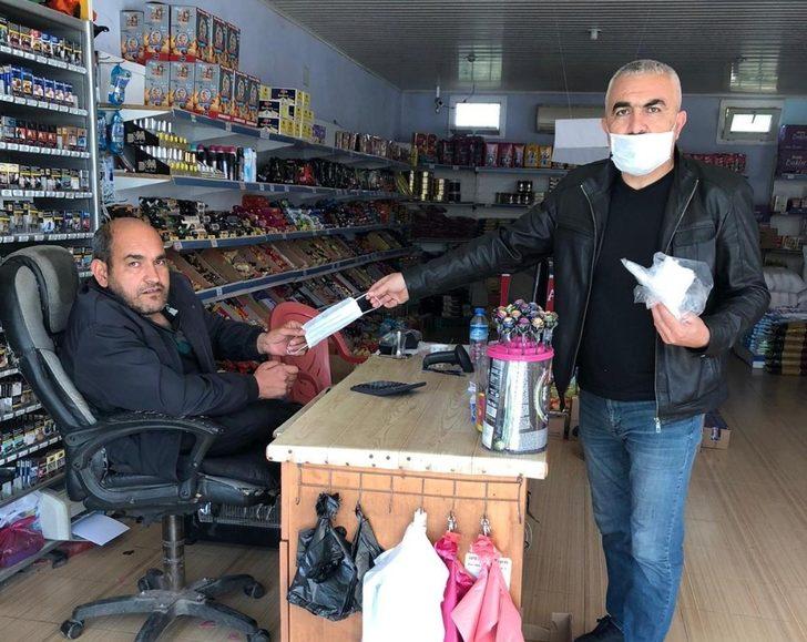 Okul müdürü, belde esnafına maske dağıttı G2