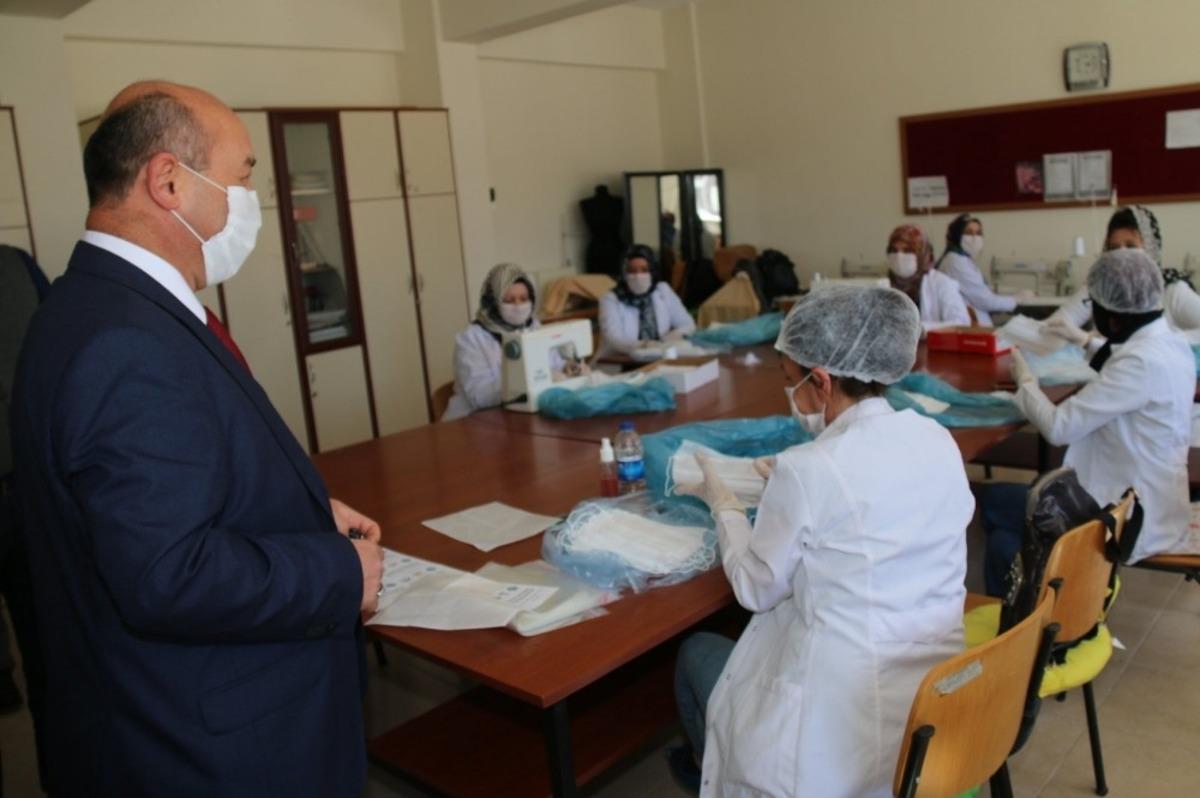 M&uuml;d&uuml;r Başyiğit, maske &uuml;retim &ccedil;alışmalarını inceledi