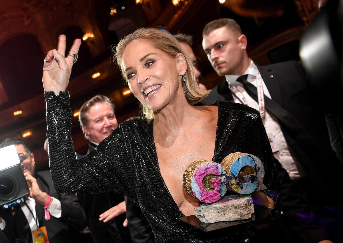 Sharon Stone neden &ccedil;ıplak pozlar verdiğini a&ccedil;ıkladı 