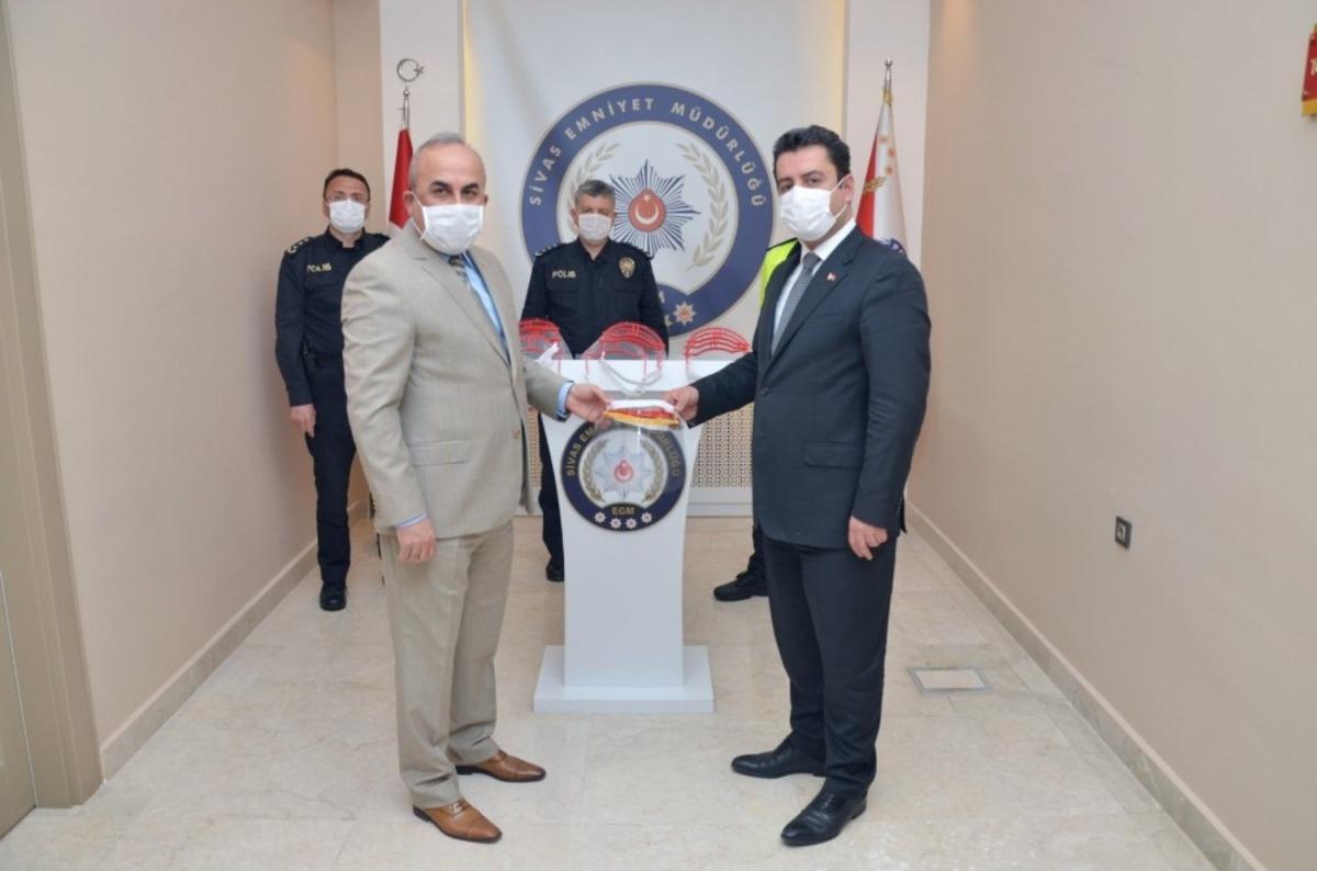 &Ouml;ğretmenlerden polislere siperlik desteği