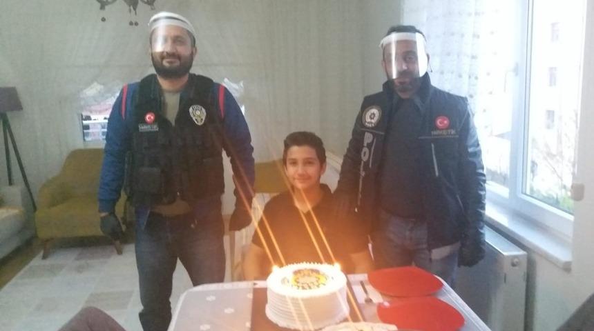 Dışarı &ccedil;ıkamayan &ccedil;ocuğun doğum g&uuml;n&uuml;n&uuml; polisler kutladı