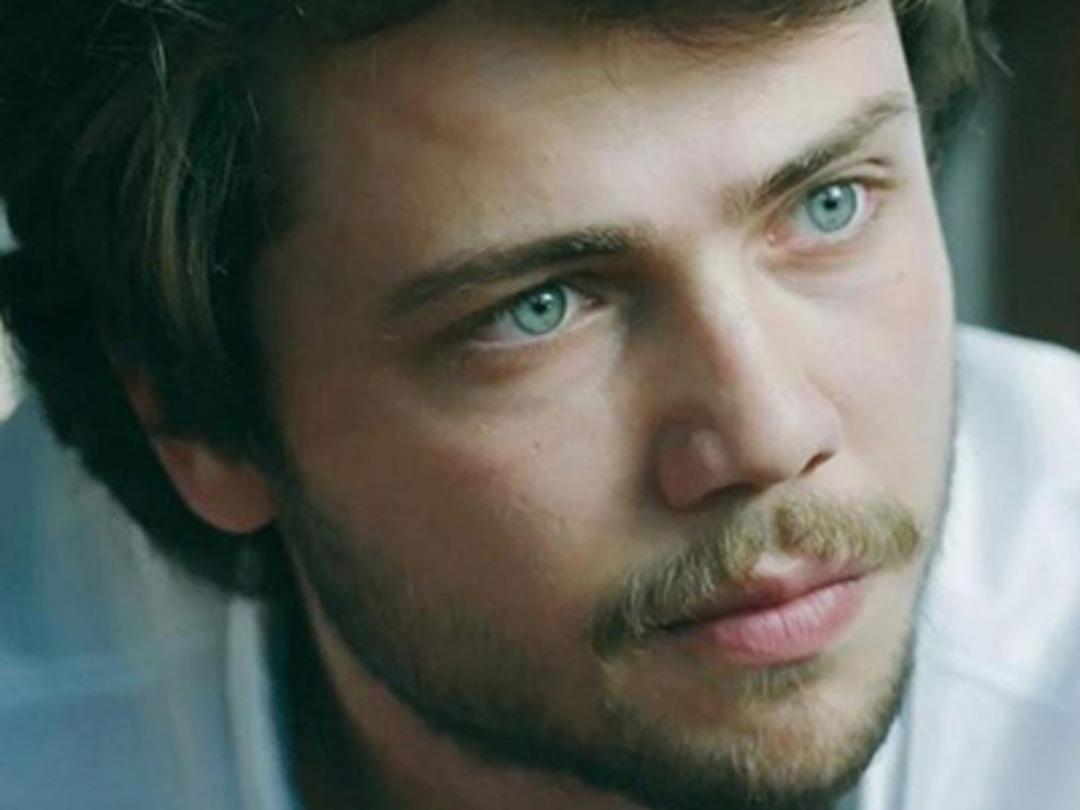 Tolga Sarıtaş ve Bige &Ouml;nal'ın olay yaratan pozu