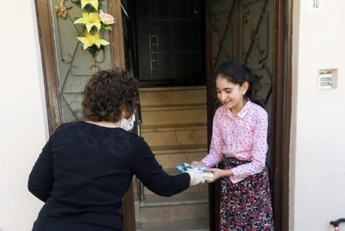 Vefa Sosyal Destek Grubu birimini arayarak okumak i&ccedil;in kitap istedi