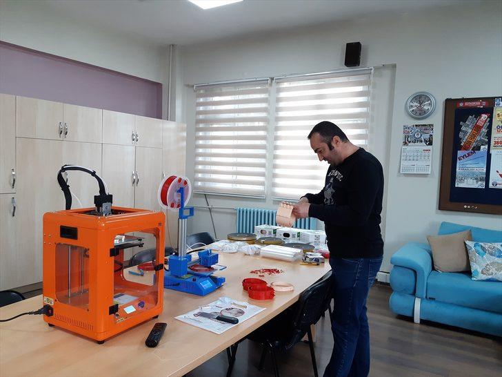 Tüpraş'ın "robotik kodlama" sınıflarında sağlık çalışanları için siperli maske üretiliyor G1