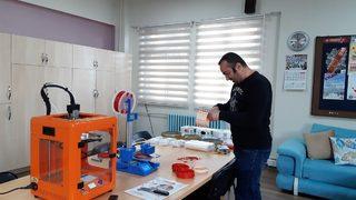 Tüpraş'ın robotik kodlama sınıflarında sağlık çalışanları için siperli maske üretiliyor