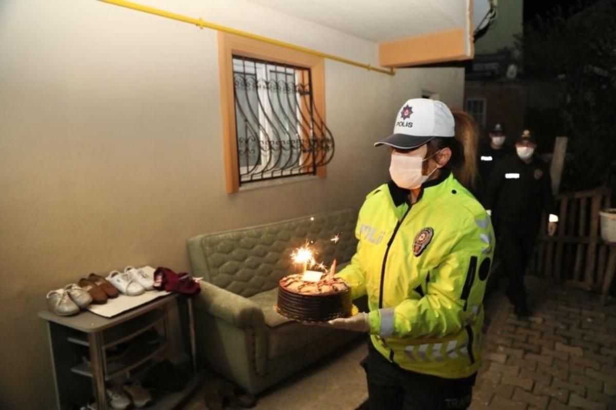 K&uuml;&ccedil;&uuml;k Hamza&rsquo;nın doğum g&uuml;n&uuml;n&uuml; polis kutladı