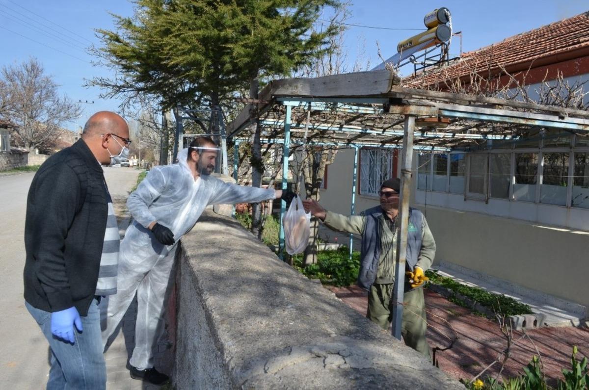 B&uuml;nyan Belediyesi mahallelere ekmek dağıtıyor