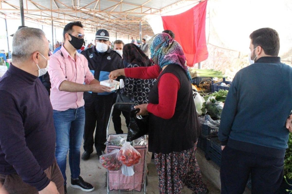 Kaymakam Almalı, pazarda esnaf ve vatandaşa maske dağıttı